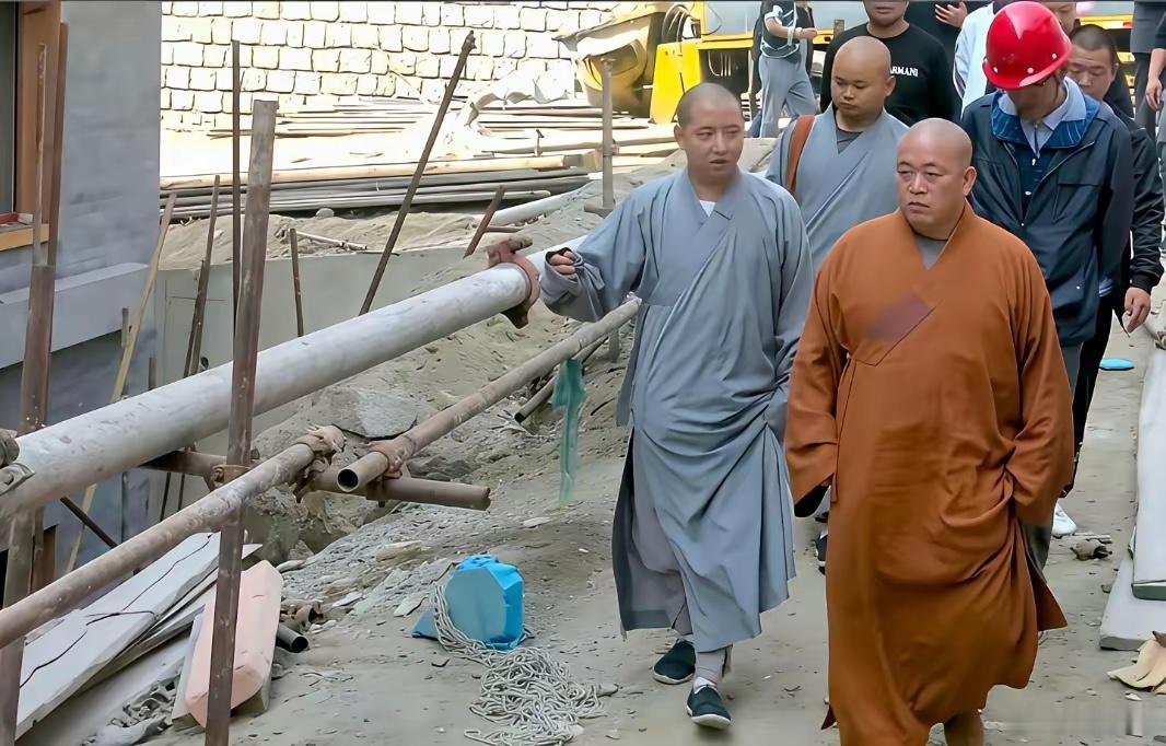 当年，释永信大师带着徒弟和工程管理人员，查看寺院修缮工程进度时的一幕，非常的上心