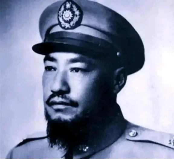 1958年，青海“土皇帝”马步芳偷偷在亲侄女喝的水里下了药，扒光她的衣服后，迫不