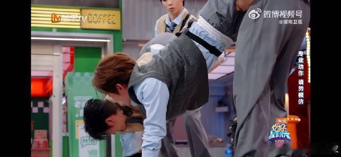 侯明昊侯明昊看得我one楞one楞的你好星期六救命！侯明昊这核心力量我服了！盲盒