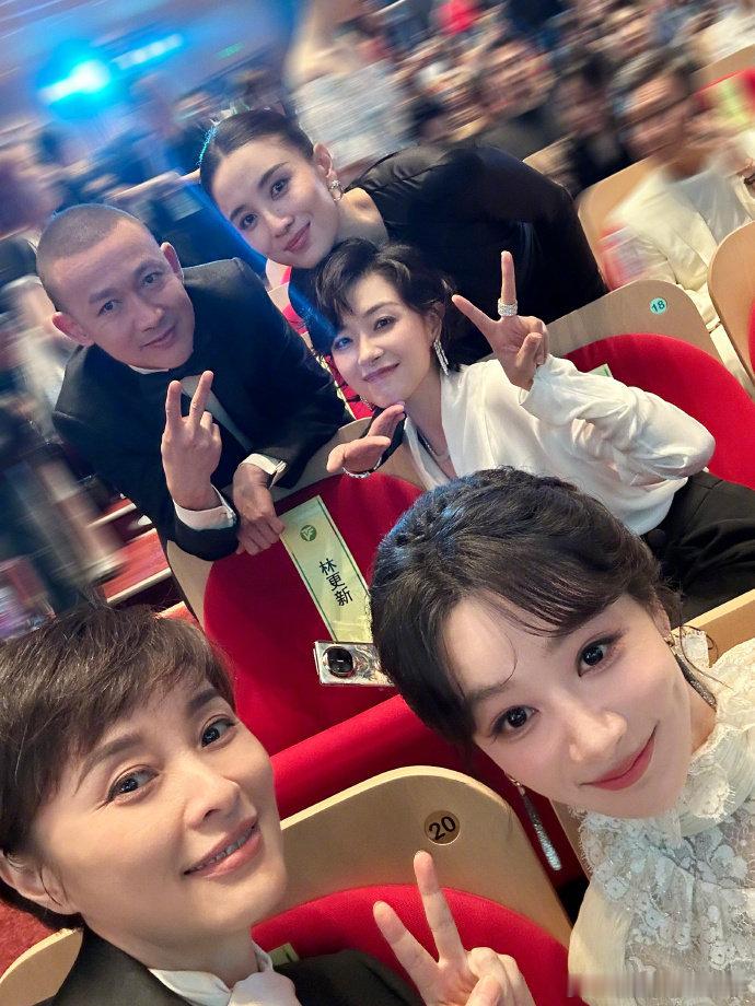 杨紫晒与吴越宋佳万茜聂远合照杨紫晒与吴越万茜宋佳聂远合照杨紫晒出和吴越、万茜、宋