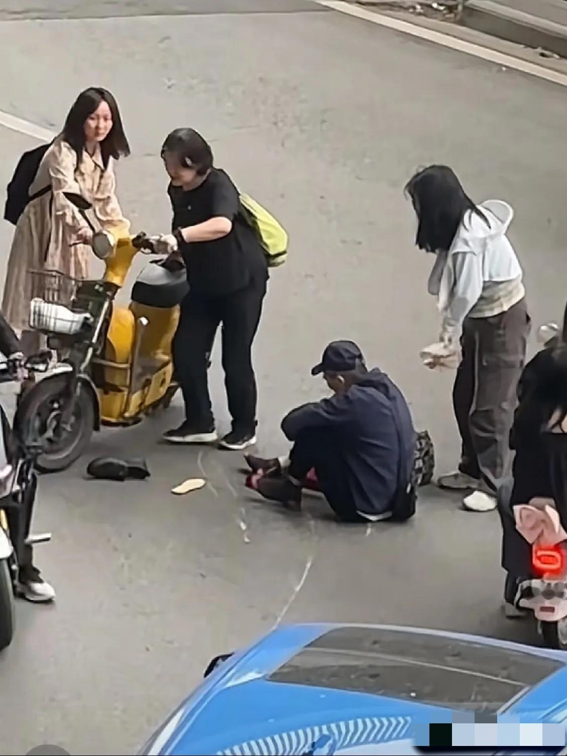 有时候，有一些摔倒在地上的伤者，最好不要随便扶起来，因为不扶起来反而对伤者更好。