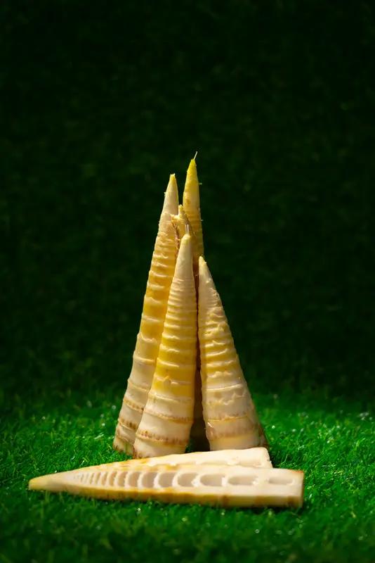 吃竹笋大部分时候是美味又健康的，但也有些副作用得注意。竹笋含大量草酸，会和体内钙