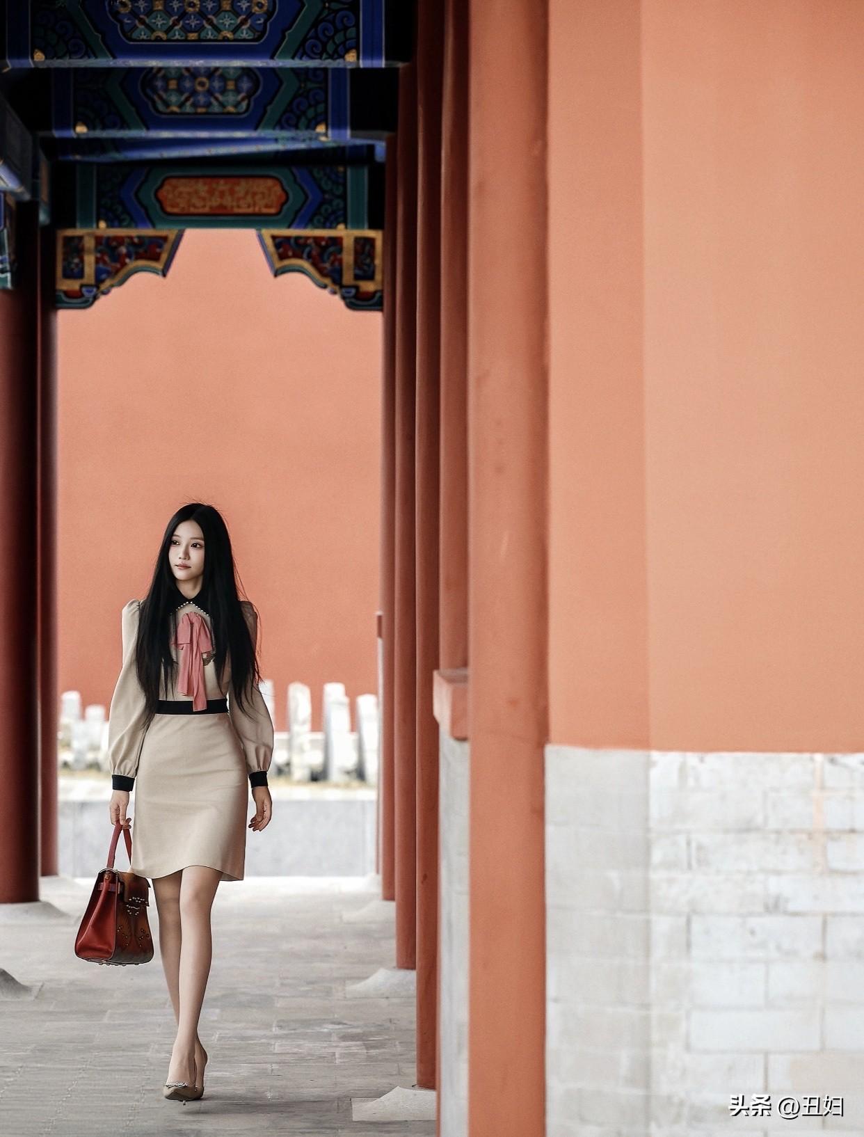 魅力女生身上都有哪些特质?魅力女生的特质可太多了。情绪稳定绝对算一个，她们不会因