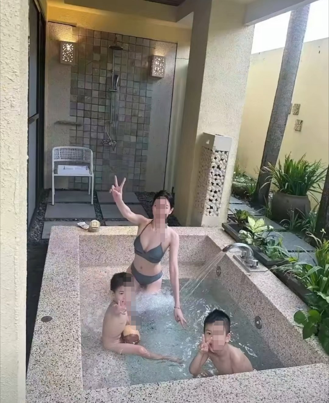 释永信老婆网上疯传的释永信的老婆和孩子，是假的！人家已经出来辟谣了 ​​​