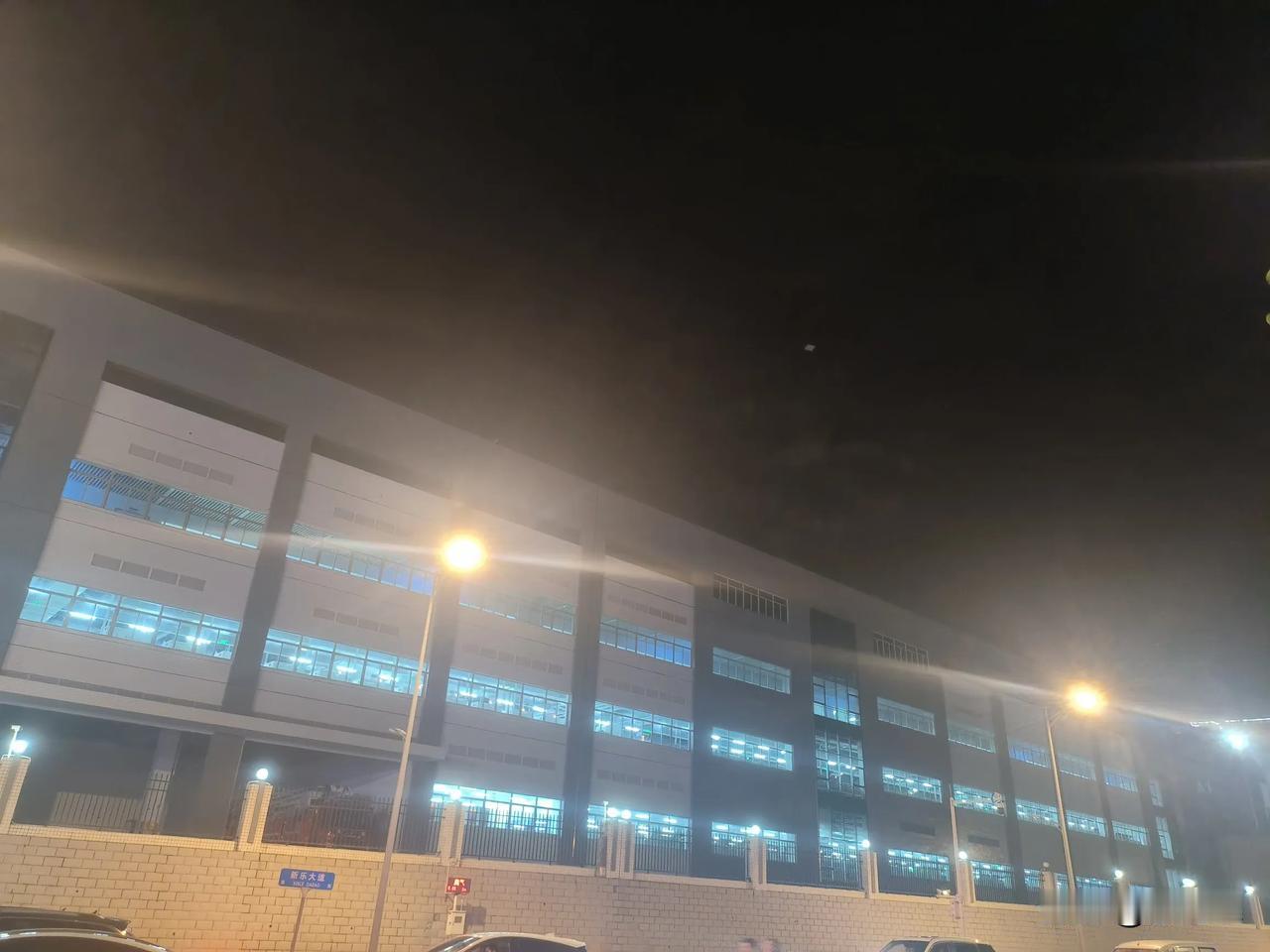 现在PCB龙头胜宏厂区！周六晚上九点！淡水生产基地的情况！现在二班倒，干到晚上1