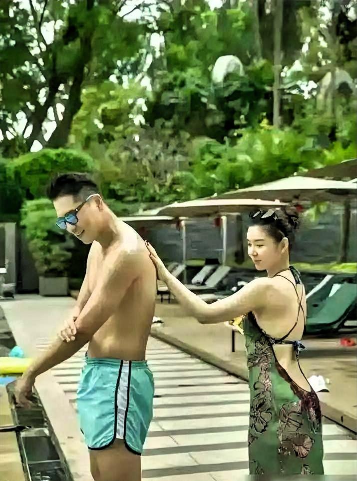 40岁李小萌的普吉岛度假照火了。
现在120斤，跟六年前同一地点的98斤比，身材