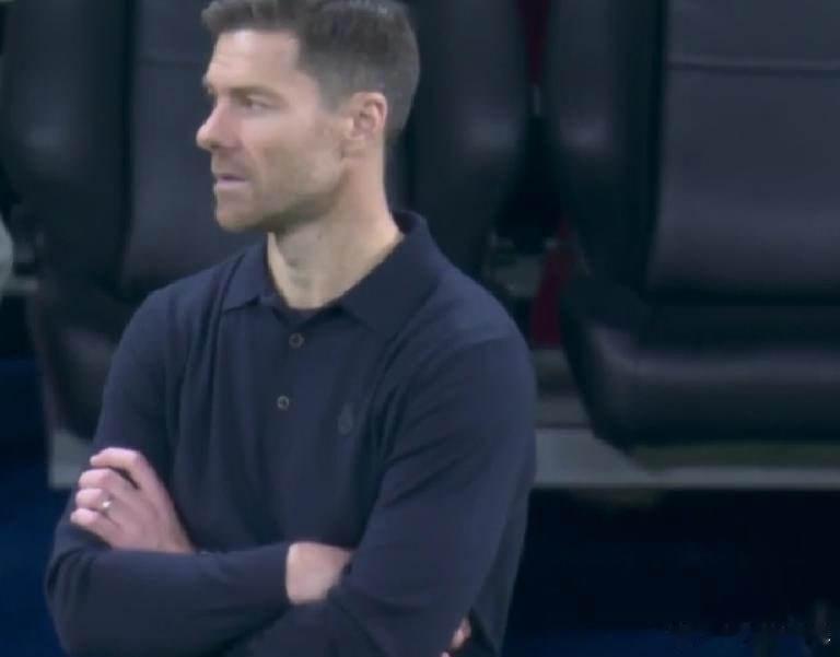 一场0-2！让皇马主场蒙羞：19年首败+5轮1胜，差巴萨4分逆袭难了北京时间12