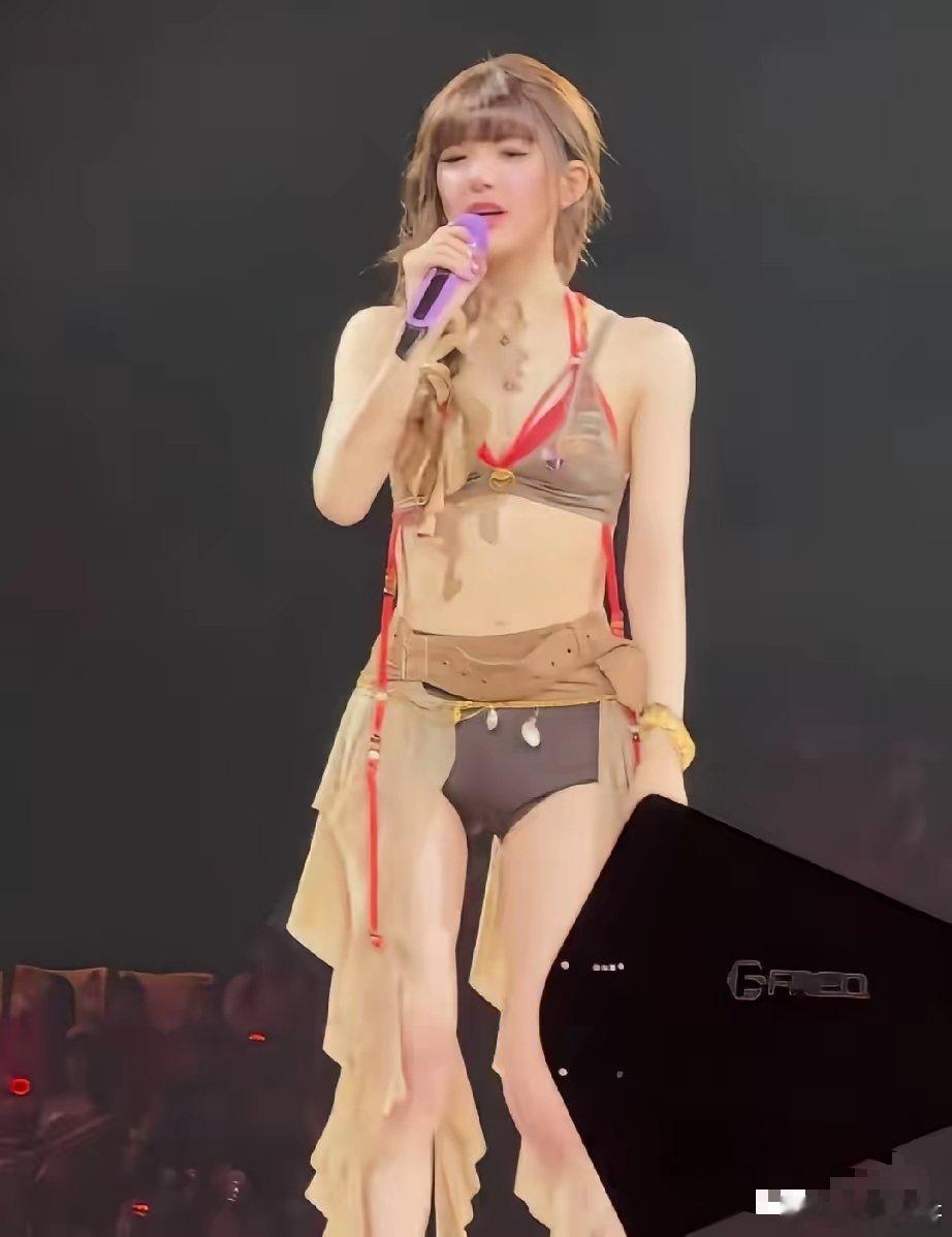 赵露思澳门演唱会，性感热辣的舞姿，和以前清纯的形象差别很大，撕去了甜妹的标签，电