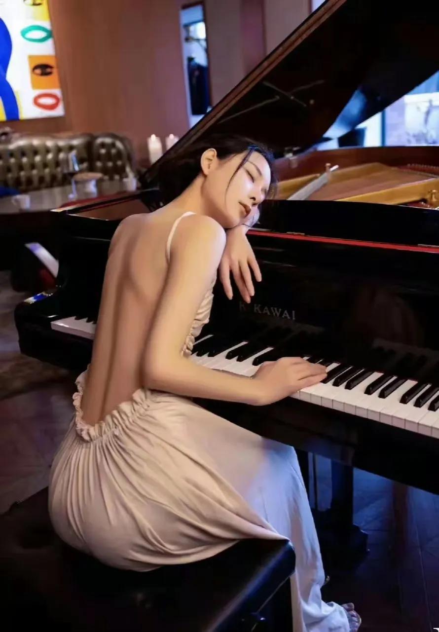 这钢琴真好看，
弹出来的应该就是仙乐了！
[笑哭][呲牙][呲牙]