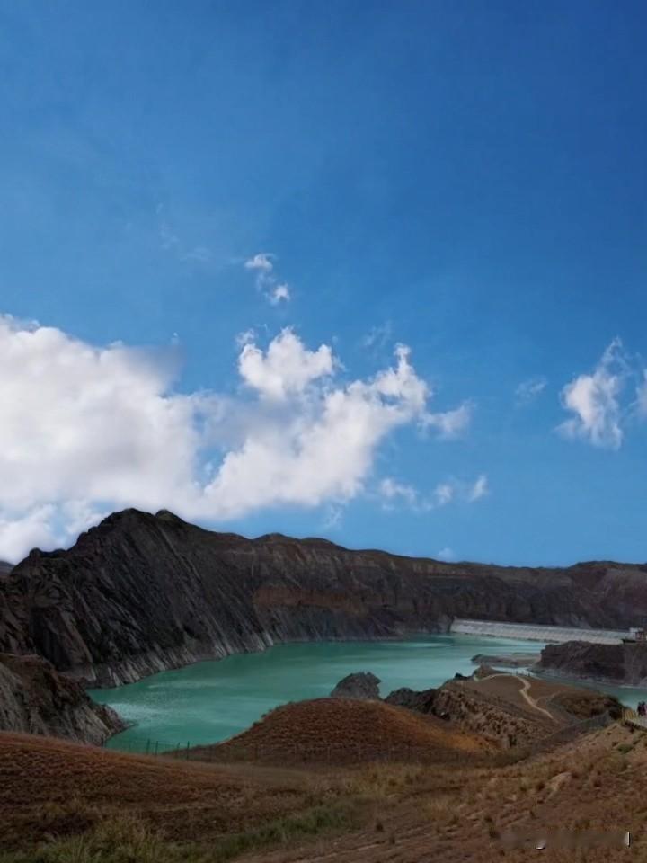 到新疆看丹霞
新疆伊黎百里丹霞，出奇的美，
如天公散下大地的调色盘。

色彩即生
