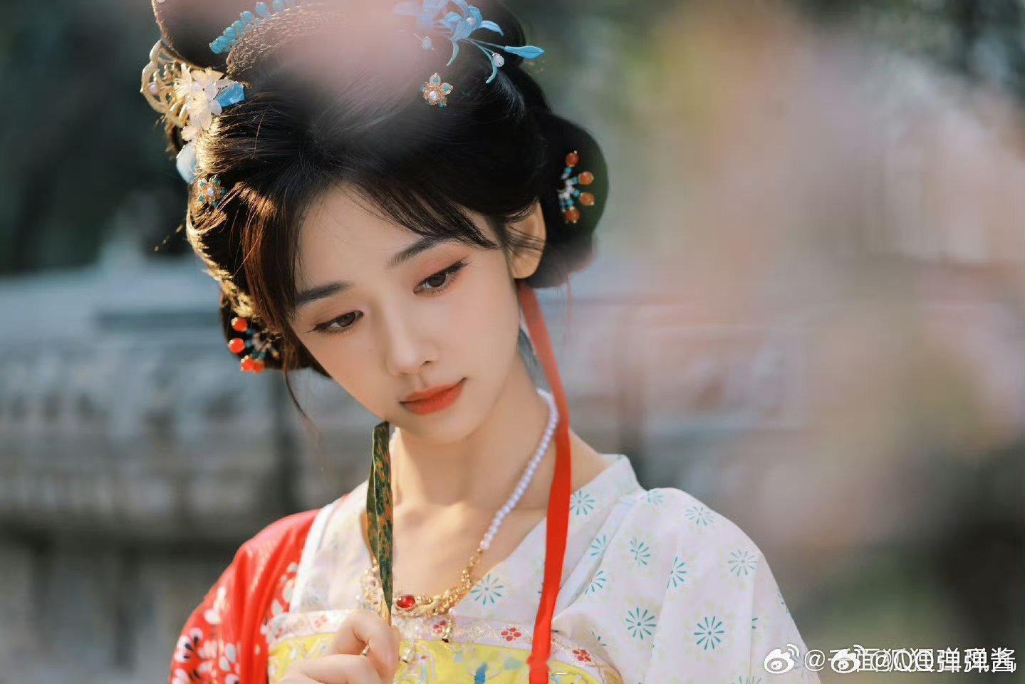 王影璐不要这么直勾勾看我王影璐真的是又美又灵， 草地上奔跑那段动态感绝了！[心]