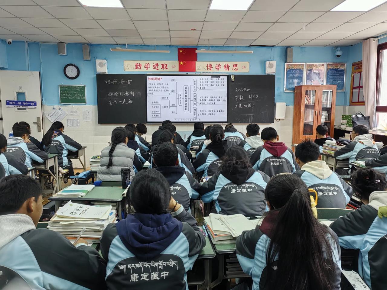 致杨波书记及藏文中学全体同仁双节贺信
 
尊敬的杨波书记、藏文中学全体同仁：
值