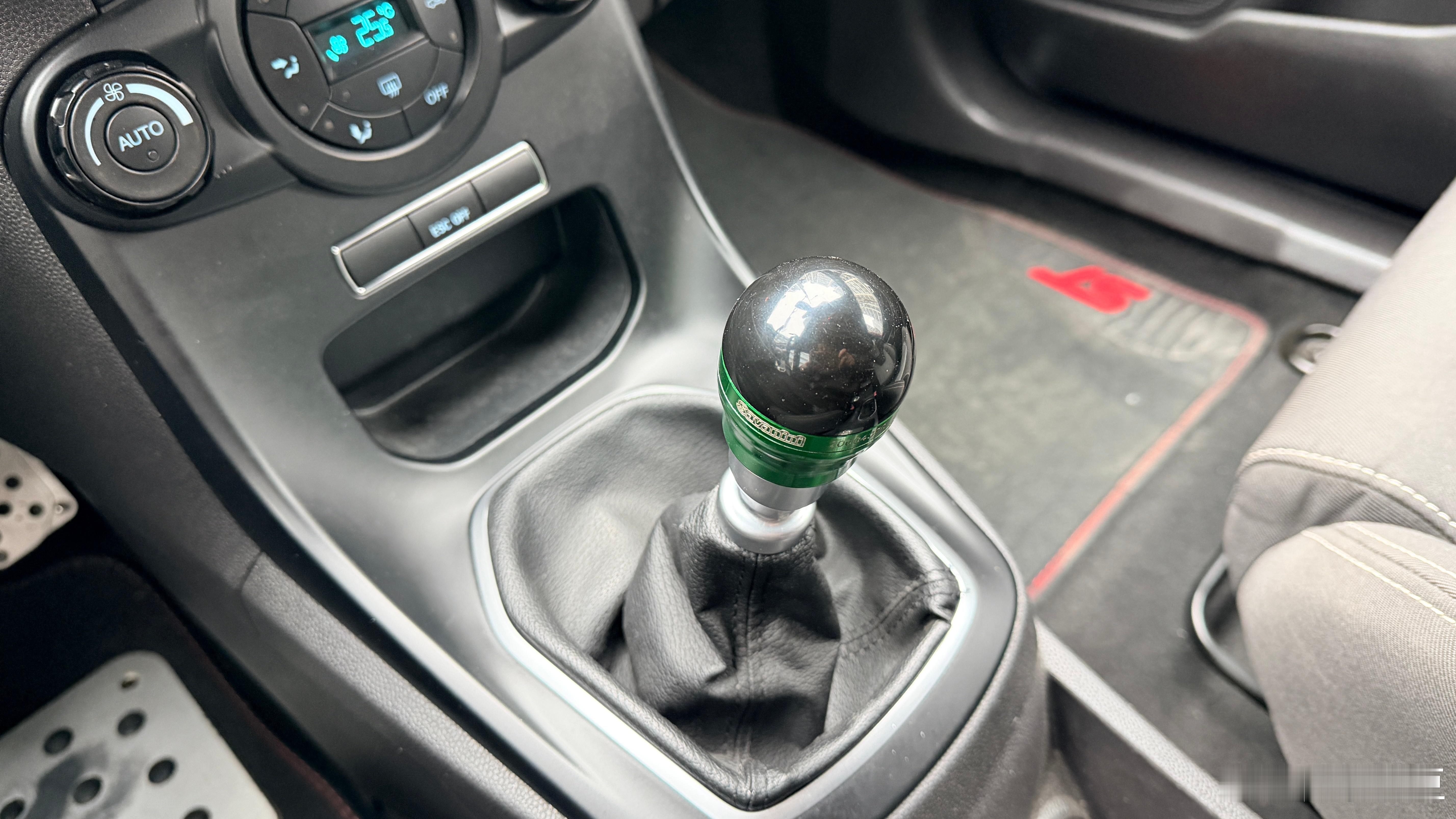 我的嘉年华ST整修完毕老车没办法，之前连电瓶都一直亏电。这种经典老车无需改装，还