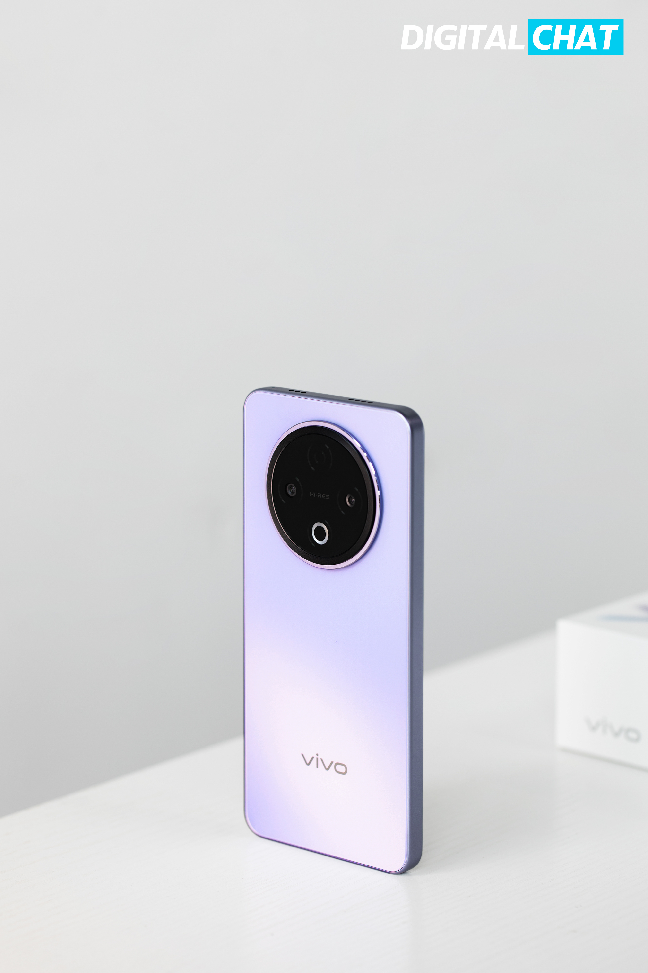 vivo Y500 真机图赏来了，这次的设计一眼心动，经典直屏搭配平直边框，背面