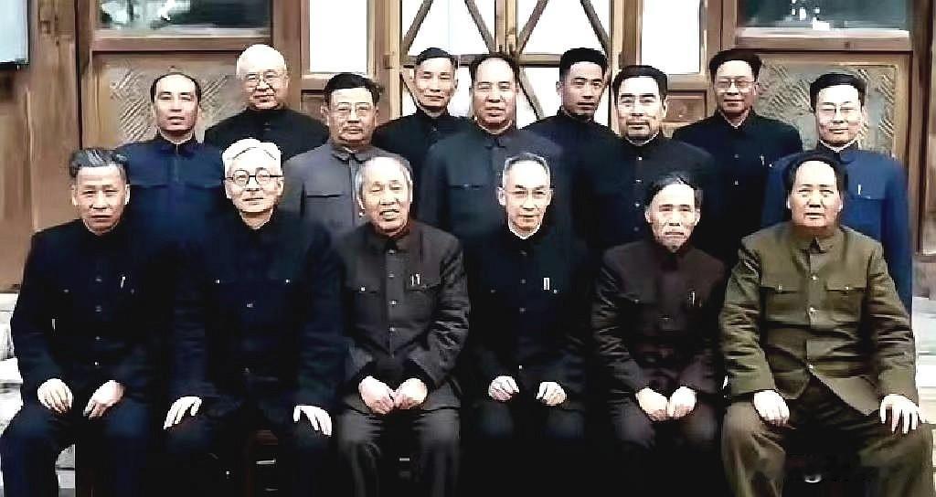 一张非常珍贵合影: 毛主席和刘少奇同志把中间让出来，周总理、彭真和李克农等人站后