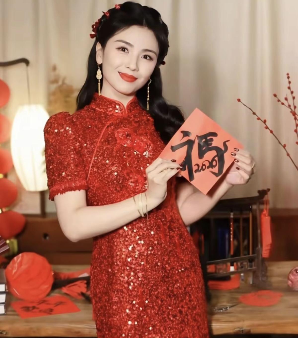  红衣胜火，马到福来！和刘涛一起接住丙午年的第一份满堂红[赞]春晚舞台上的一抹中