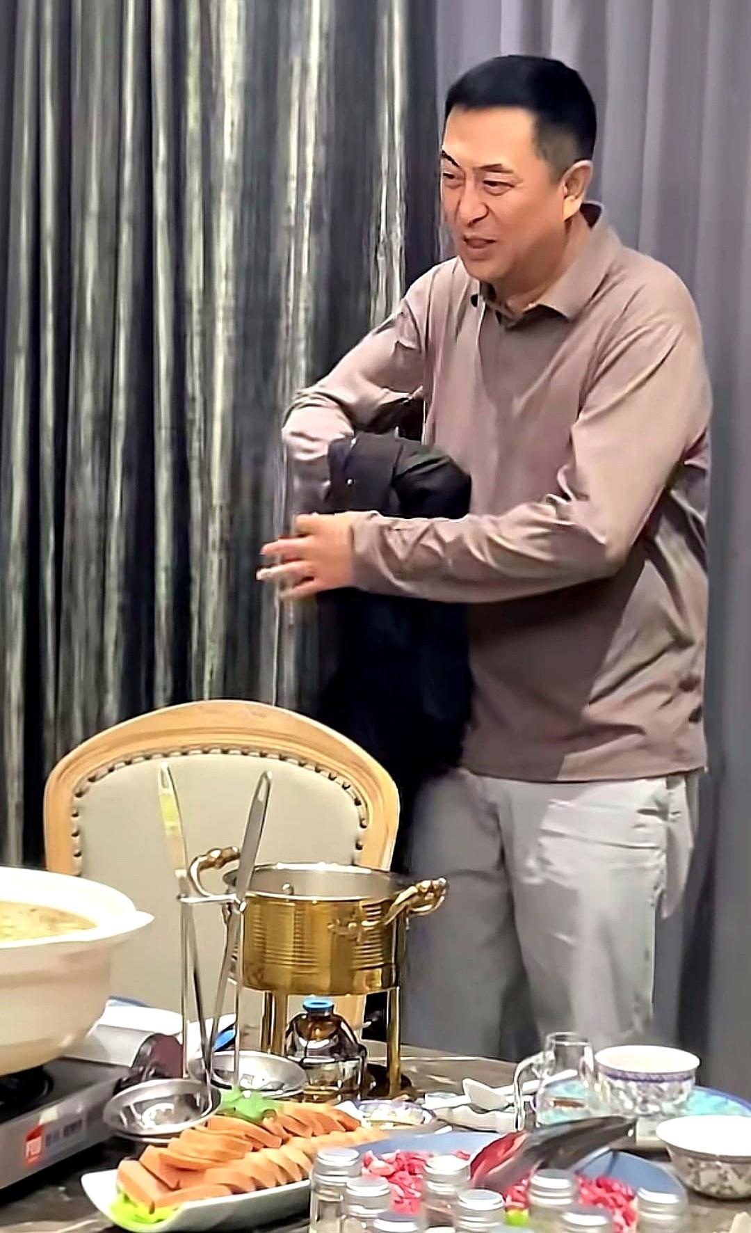 演员张嘉益接风香港朋友，用心了。

这次局上有午马妻子、林威、翁虹等人，饭后直接