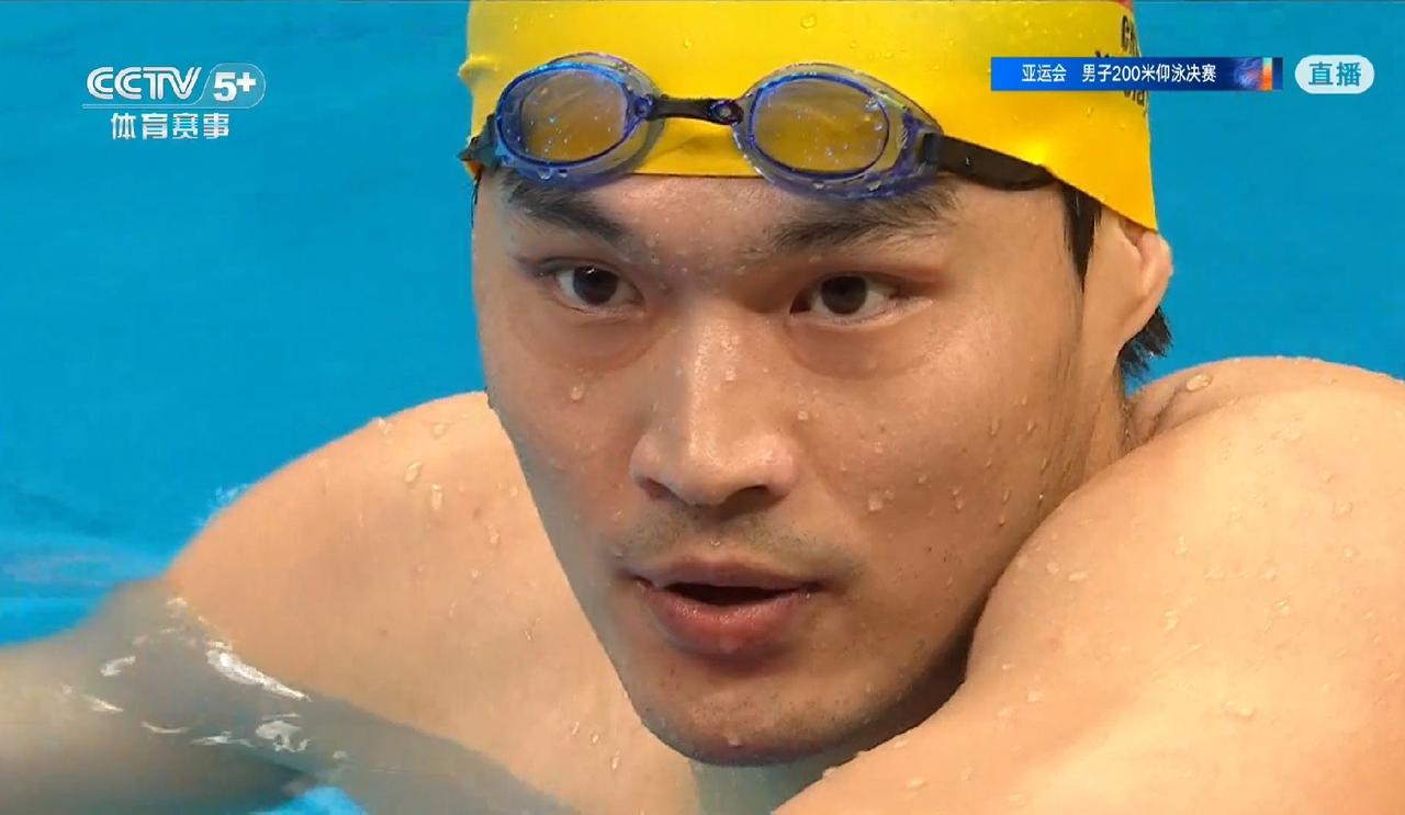 9月25日亚运会男子200米仰泳决赛，主持人在第一个50米过后高喊徐嘉余遥遥领先