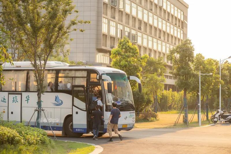 5月13日报道，湖北武汉，一公司推出每月398元包车送学服务 ，另需承担实时打车