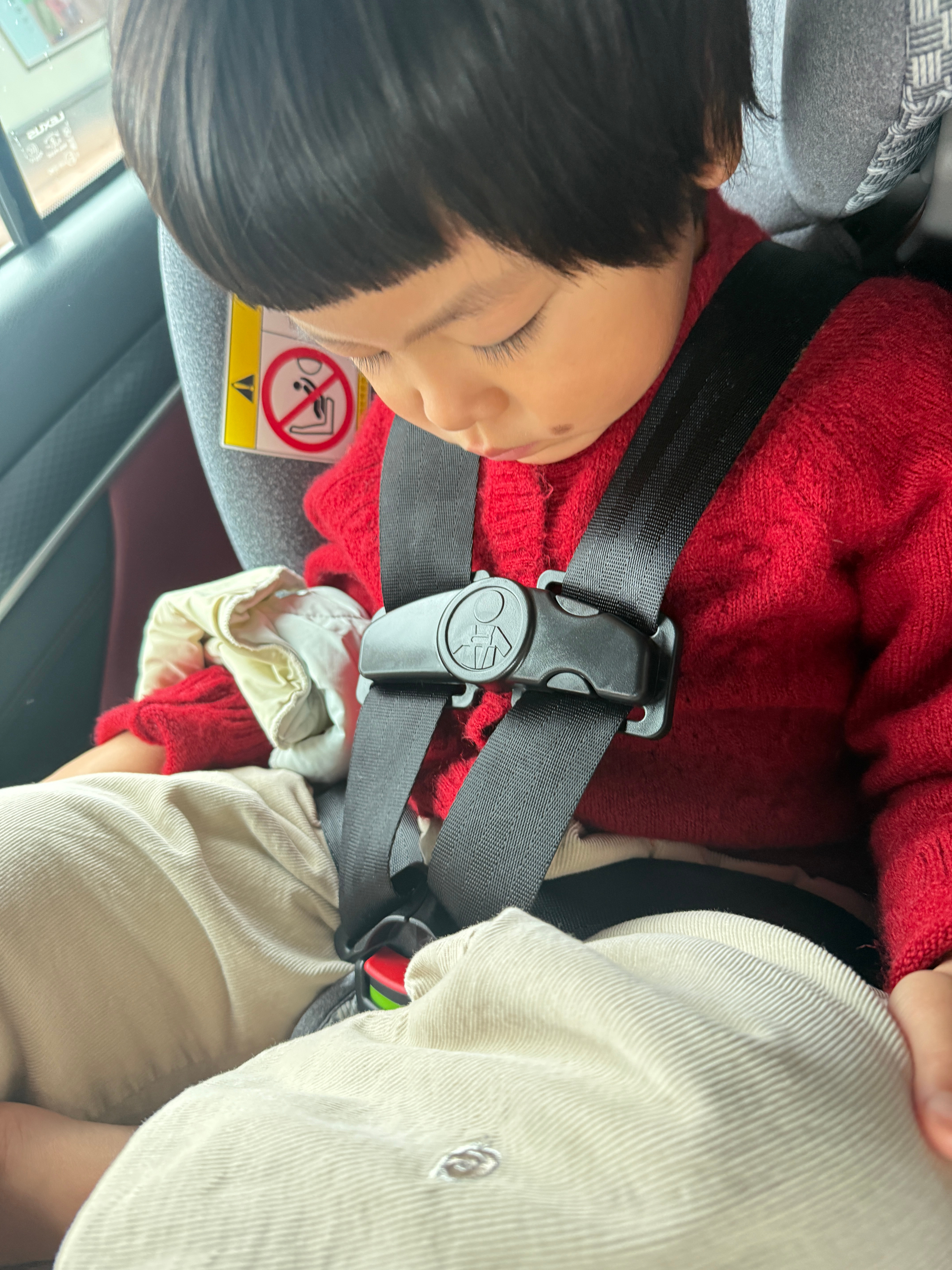 前两天的开箱视频很多uu说没看清安全座椅胸扣就长这样，避免小朋友把手从安全带里伸