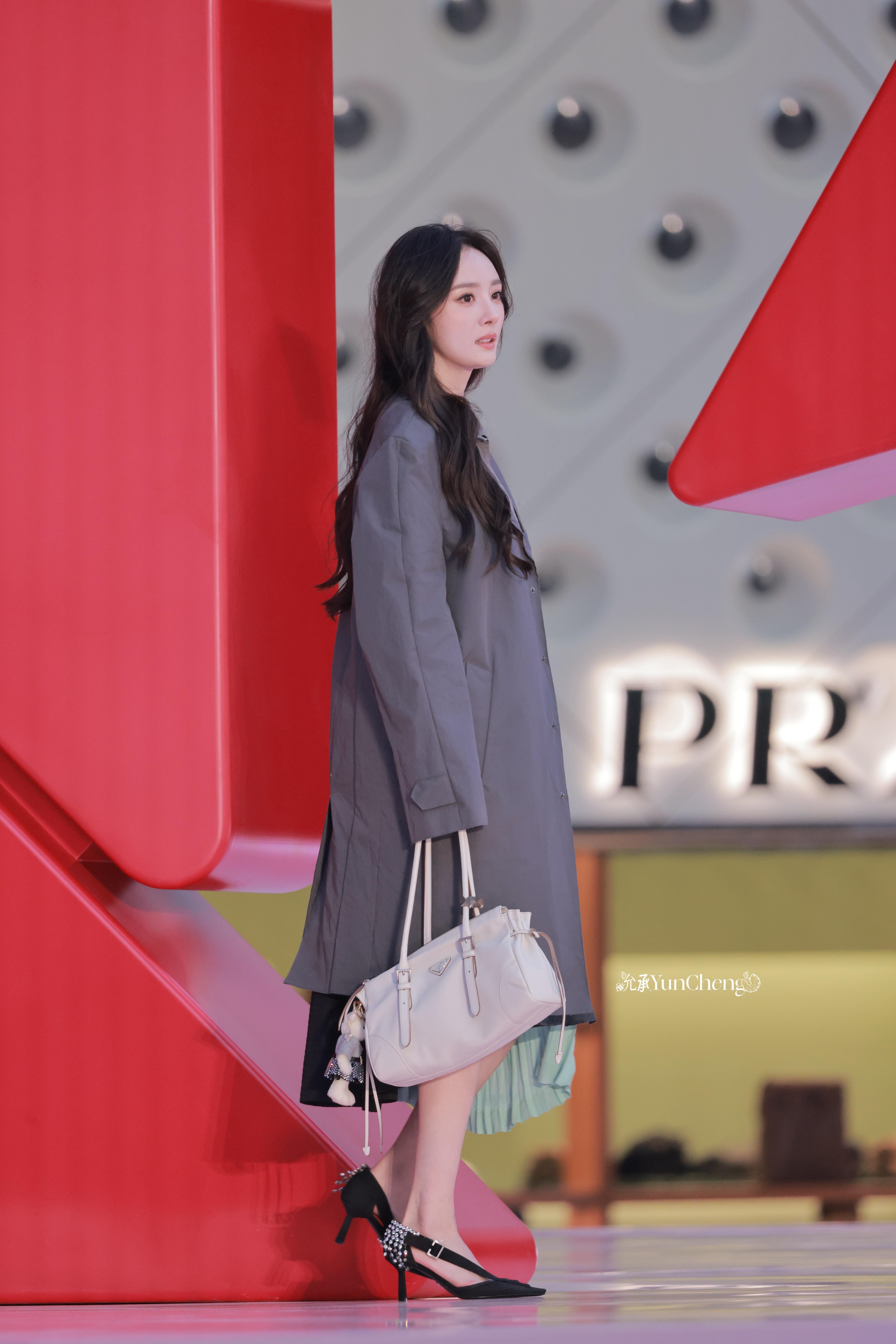 谁懂啊！幂姐原图直出的状态也太绝了，美到失语！（待编辑杨幂穿prada的女王杨幂