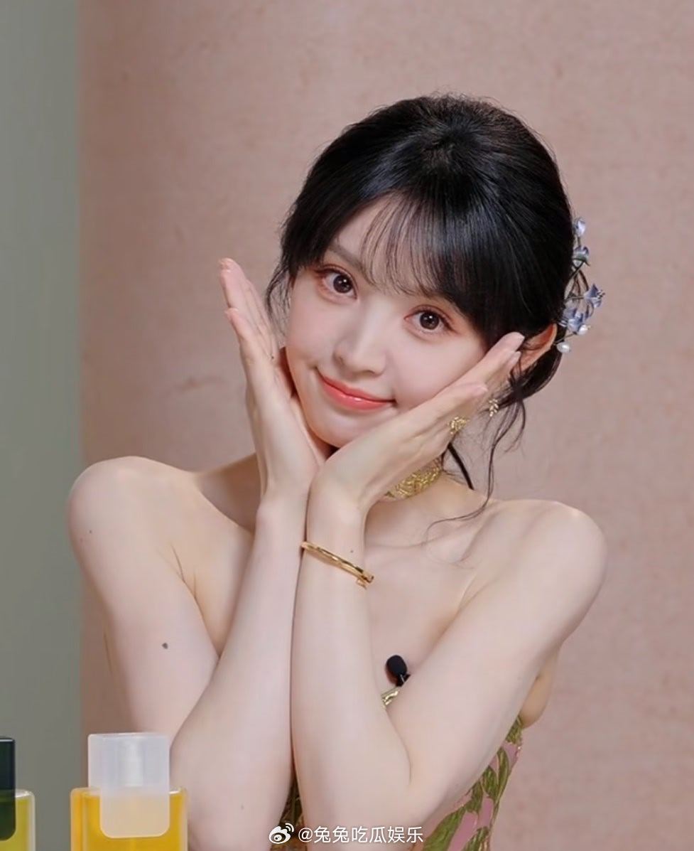 田曦薇被裙子勒成这样   田曦薇今晚直播造型，都这么瘦了后背还勒成这样 