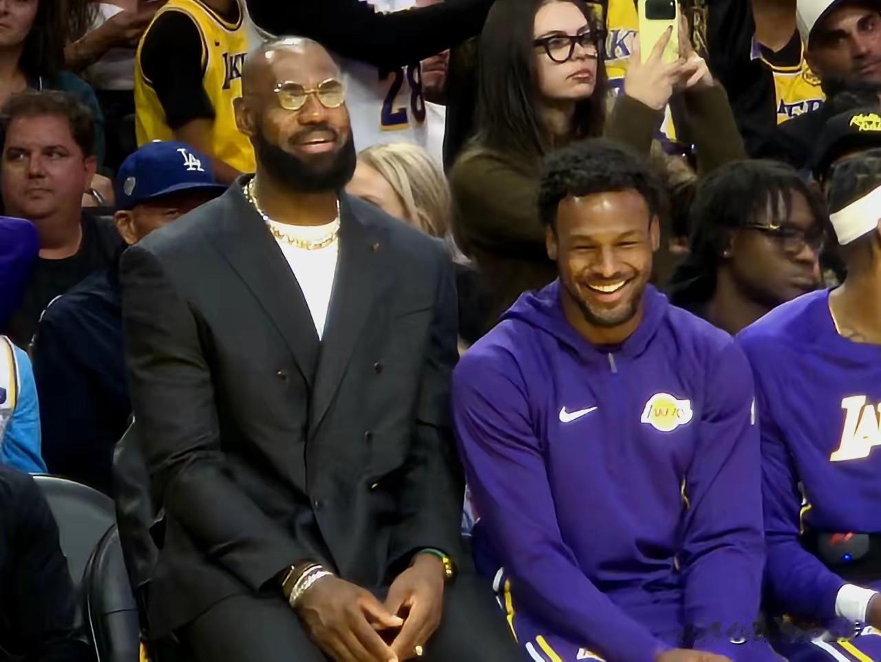 41岁老詹的复出首秀，他是第一个出场，把压轴让给了卢卡！这不是他第一个谦让了，之