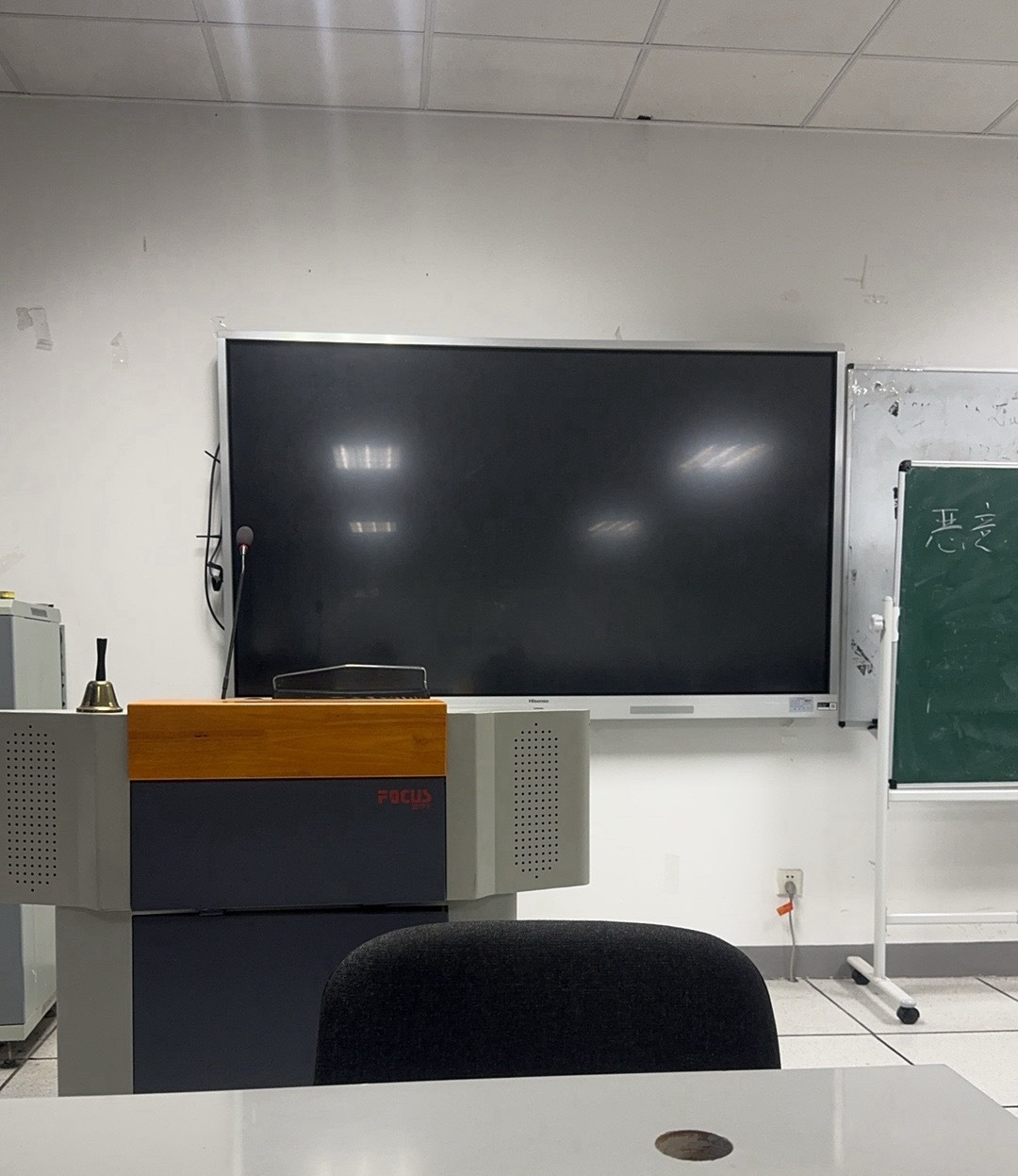 哈哈哈哈哈我一点也不苦一点也不想看演唱会哈哈哈哈哈哈一场演唱会而已没什么的哈哈哈