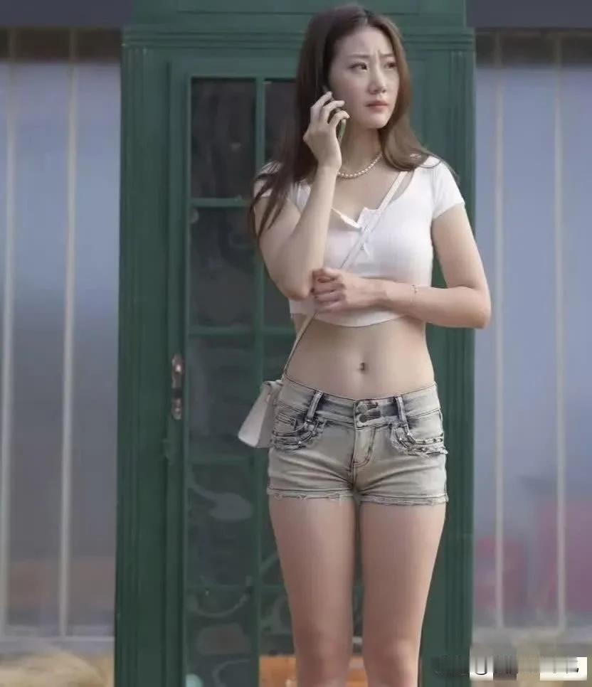 看得出来她很焦虑，不知道是什么让她如此紧张？