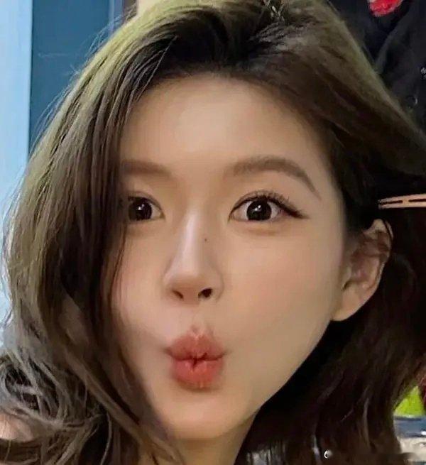 看得出来赵露思对自己的嘴巴还挺满意的 ​​​