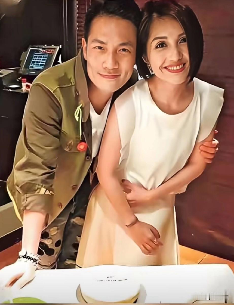 从护士到歌手，出道即巅峰被誉为“最年轻的天后”的杨千嬅，2007年在朋友聚会上结