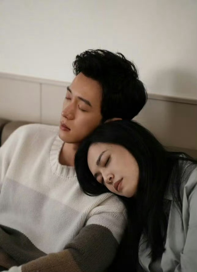 相差11岁的年龄差，却被网友扒出侯雯元眉眼间竟与凌潇肃有几分相似，果然人总会反复