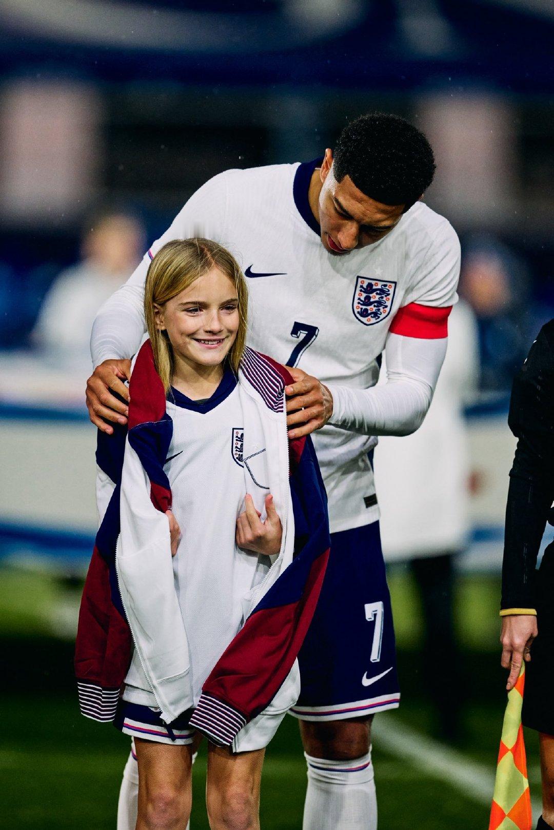 乔布将自己的外套给球童披上御寒。🤍