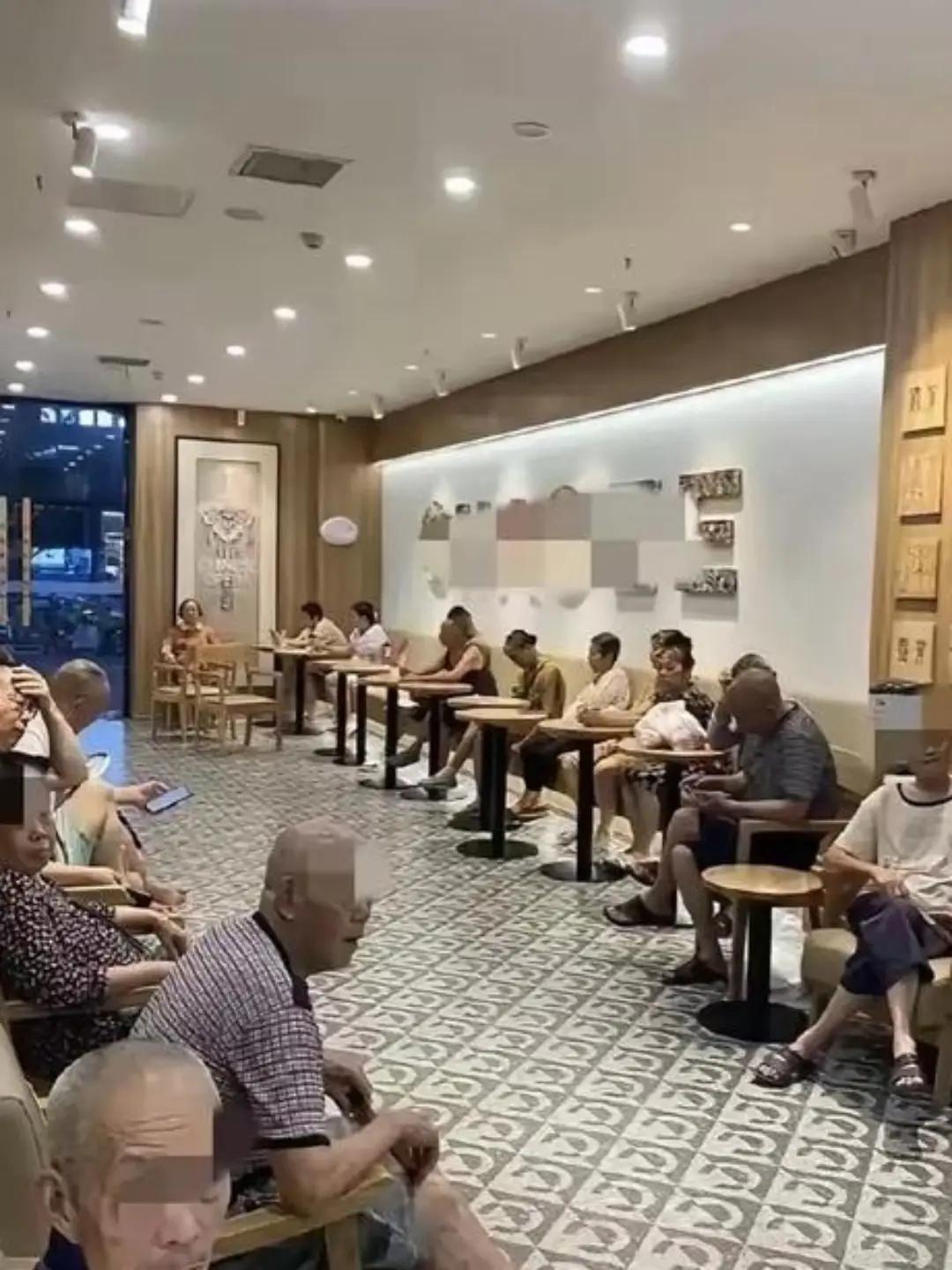 真的是“我穷我有理”。
每年夏天，无数老年人都跑到咖啡店、麦当劳蹭空调，为什么？