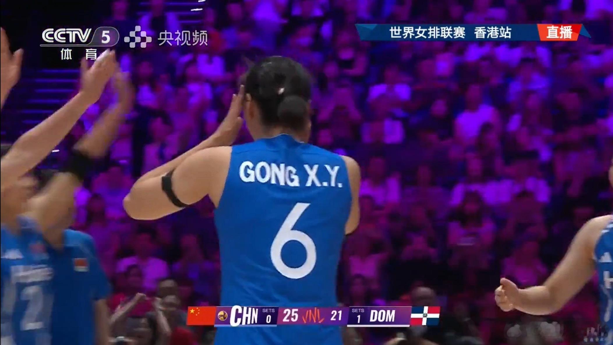 望月体育  龚翔宇一击命中，第二局中国女排25-21扳回一局，大比分1-1多米尼