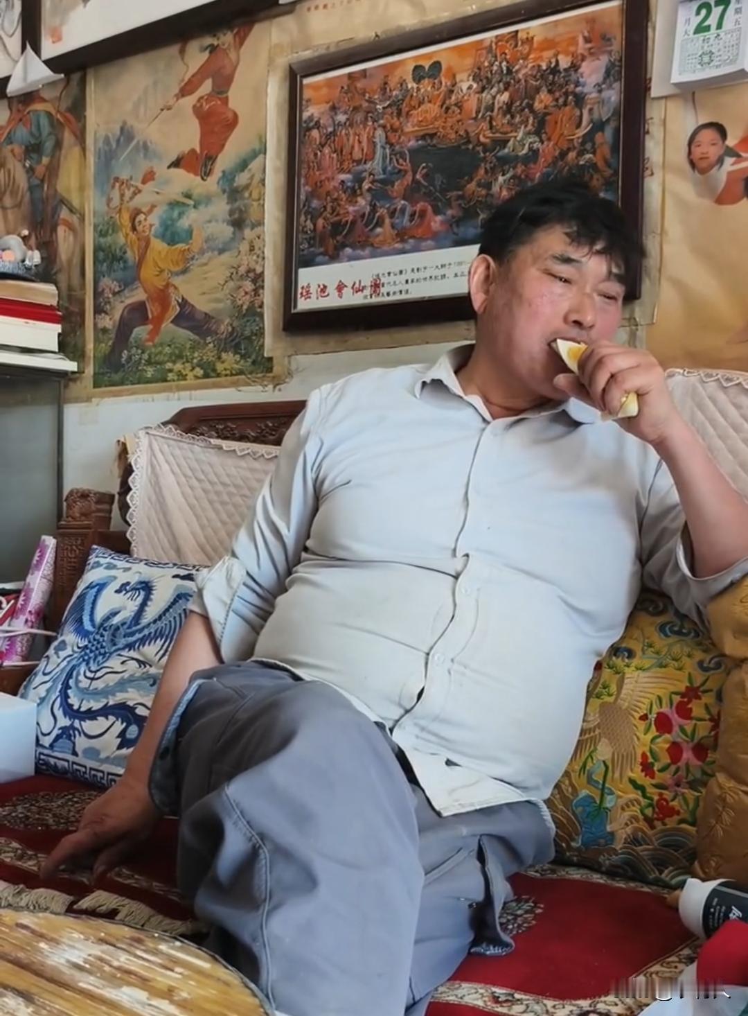 朱之文作为一名公众人物，你看看他吃饭的样子，横七竖八的成何体统。坐有坐相站有站相