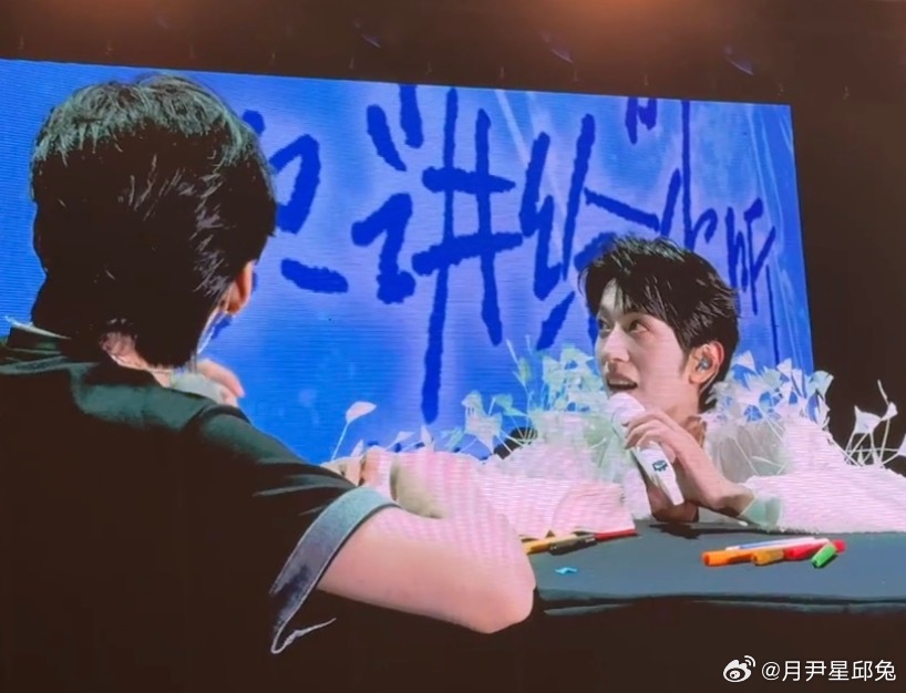 下家不麦的时候是强制让星邱配平，不允许星邱秀恩爱 连牵手也不允许！但下家要麦的时