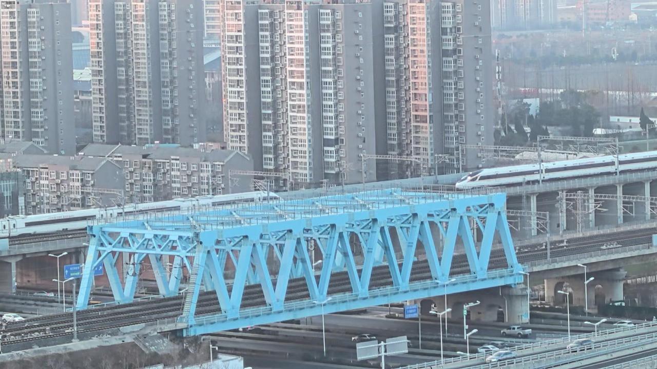 徐州东站的交通真的太让人惊喜了！本以为是两车相汇，谁知道是三车同框；本以为是三车