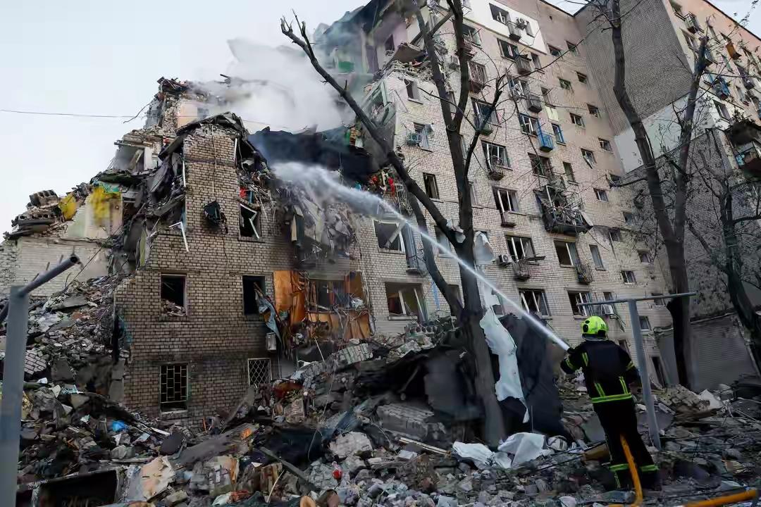 俄军空袭乌克兰基辅，造成十人死亡、超五十人受伤及建筑损毁。

7月2日，俄罗斯军