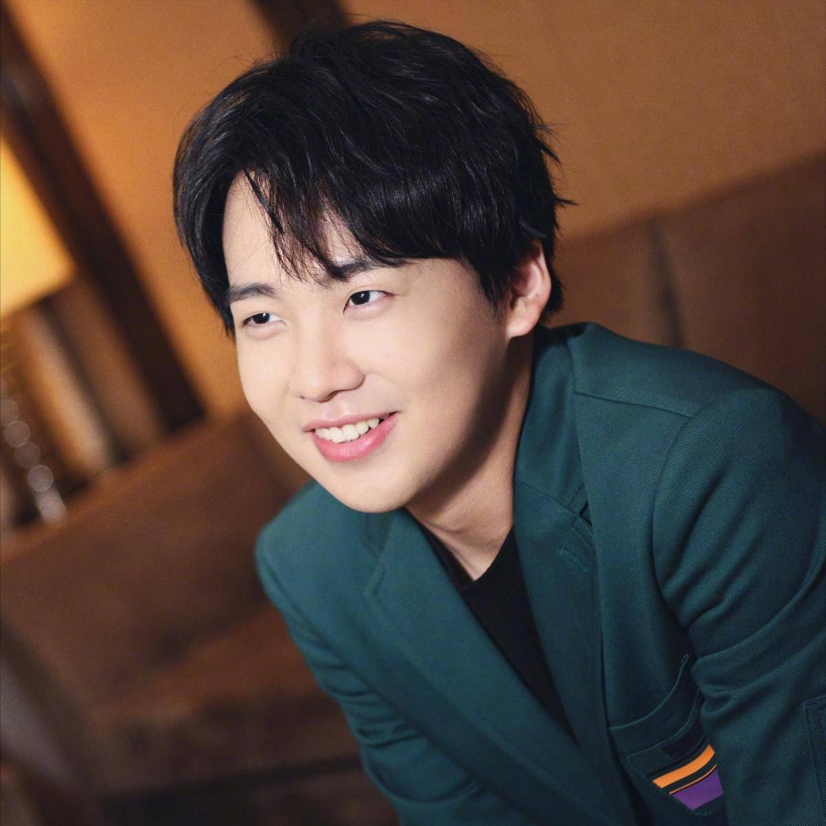 相声演员，岳云鹏说，郭麒麟这个人，很善良，很老实，他不像是一个星二代，不矫情，没
