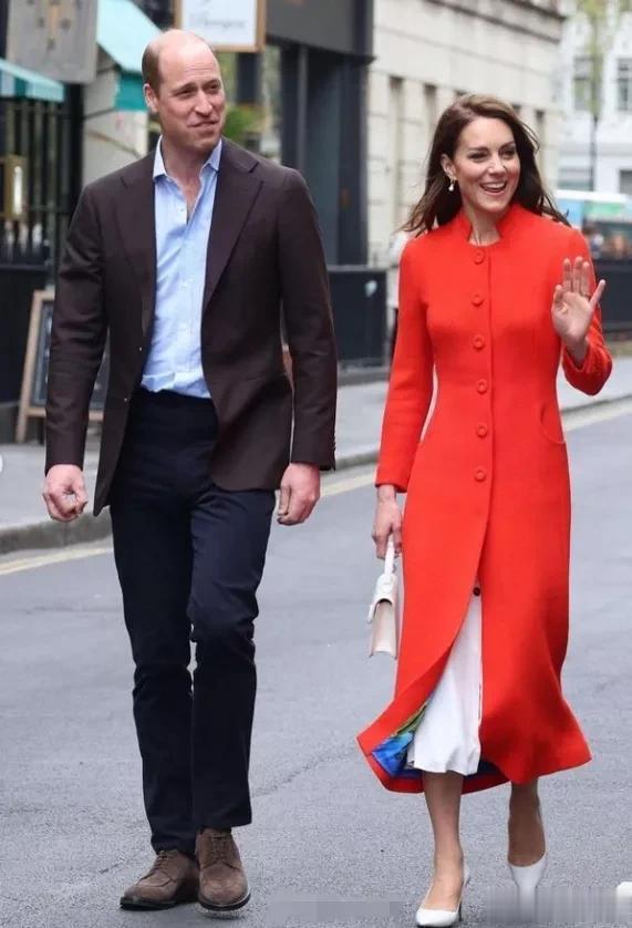 新照片！今天威廉和凯特乘坐伊丽莎白线地铁出席活动。为了迎接即将到来的加冕典礼，凯