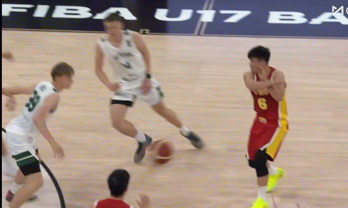 U17国青换成外教场边临场指挥了，姚嘉泽也终于迎来登场机会，上场一帽一扣活力满满