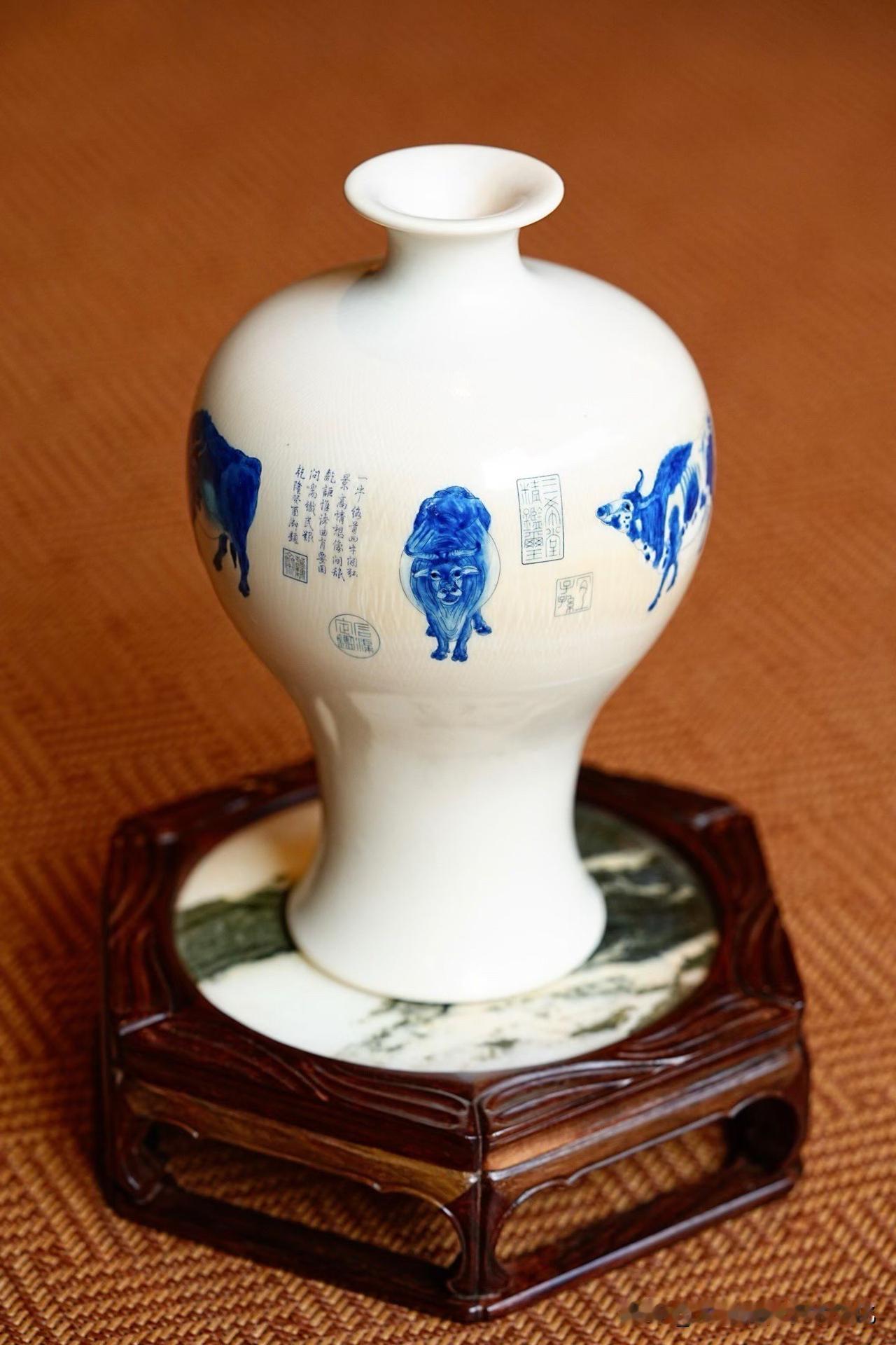 一只瓶，装的不只是器物，
更像一段被“慢慢放出来”的时间。

猛犸牙质温润，光在