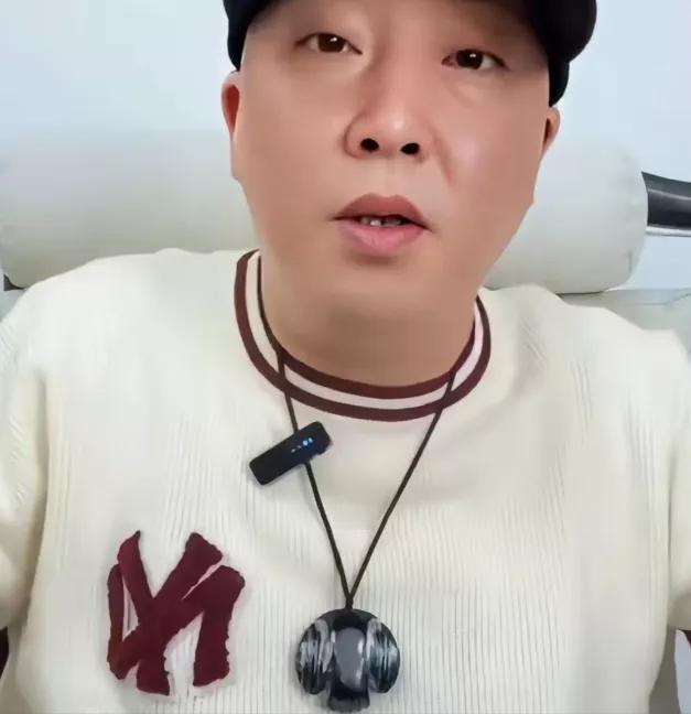 阴沟里的船，早晚得翻！那个曾经嚣张抹黑胖东来的网红柴怼怼，这回彻底栽了！他和老婆