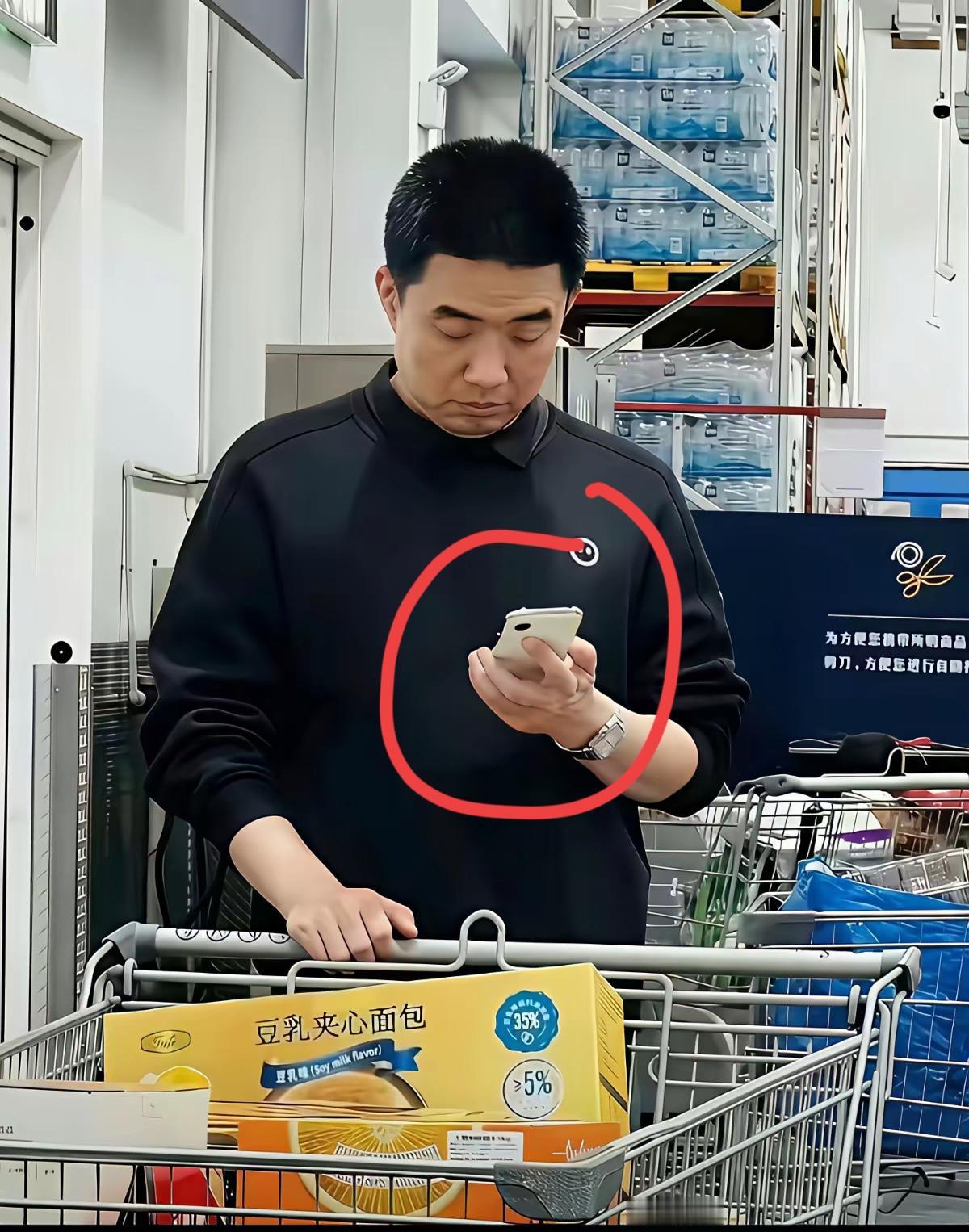 请问一下理想董事长用的是什么牌子手机