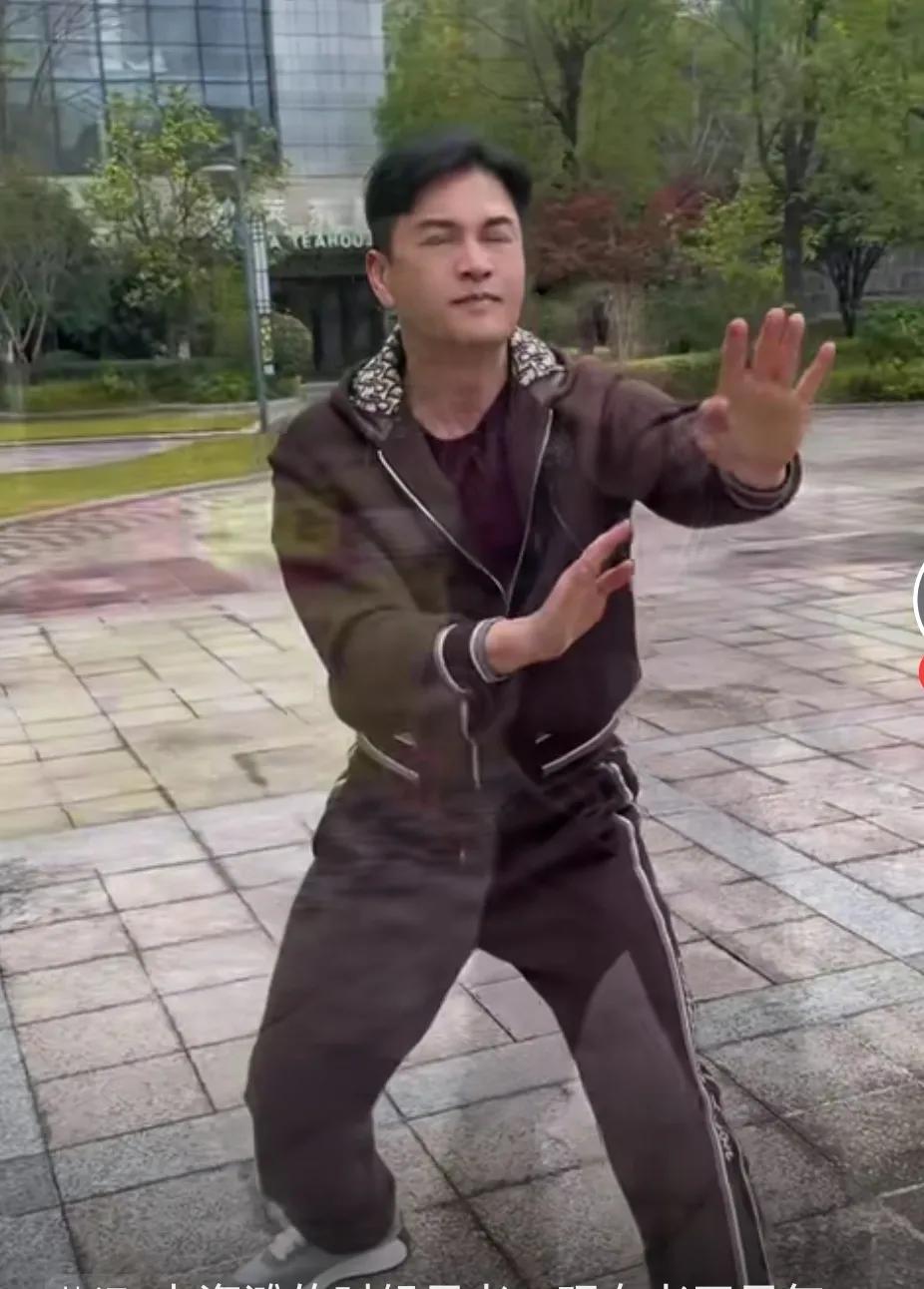 有网友偶遇吕良伟在小区练拳，拳法熟练，看来不是一日之功，都说李良伟老师年轻，看来