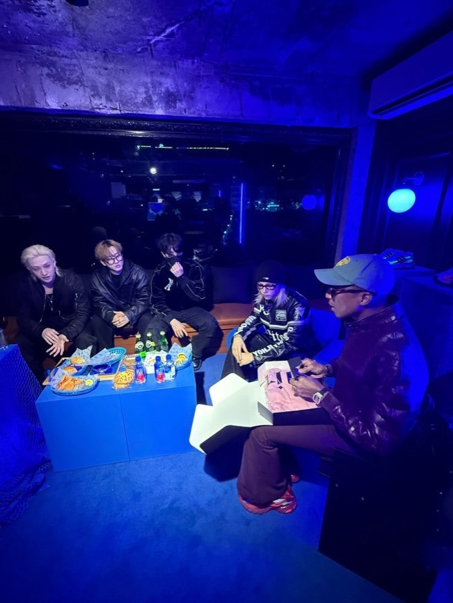 小菲菲不经意露出座位 