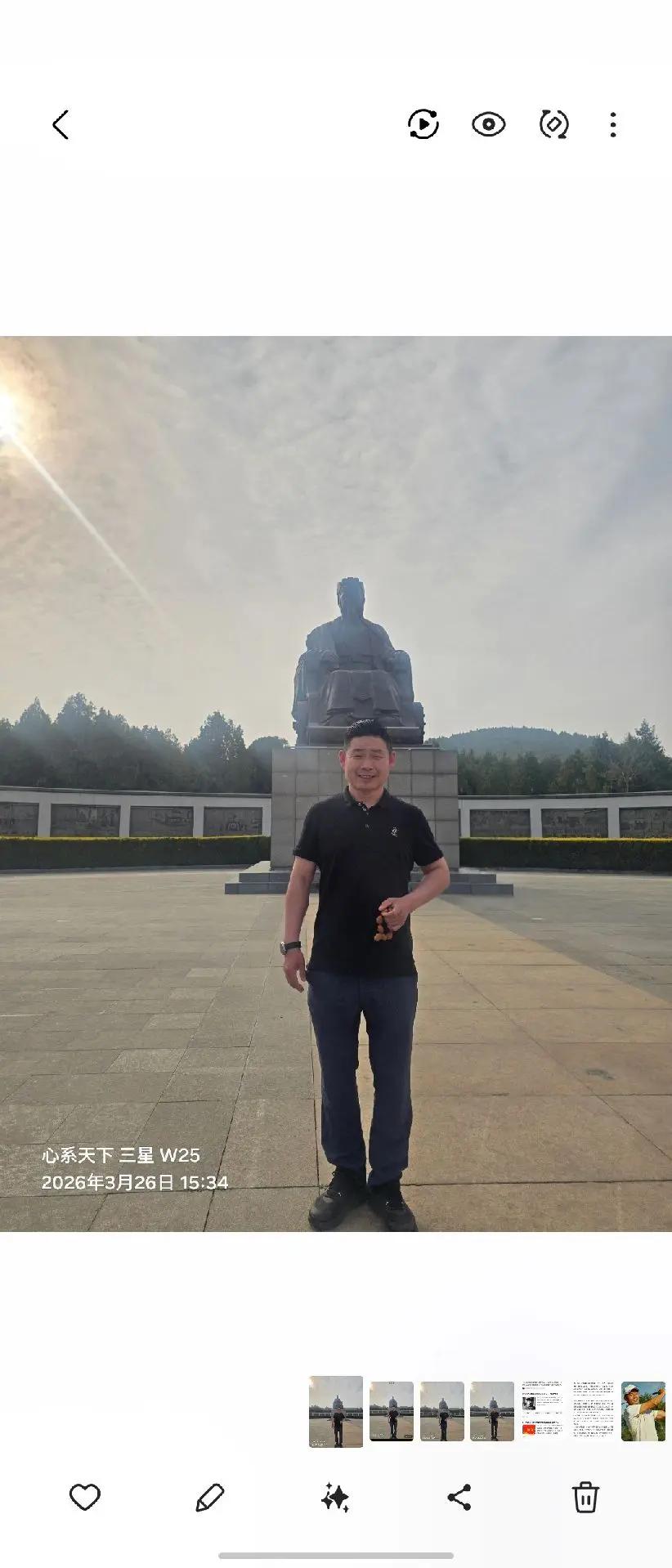 咏诸葛武侯      字臻仙隆中一对定三分，羽扇轻摇百万军。鞠躬尽瘁酬三顾，千秋