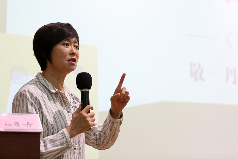 刷到50秒回顾敬一丹新闻人生的片段，突然就鼻酸了。
镜头里她从年轻时攥着话筒在林