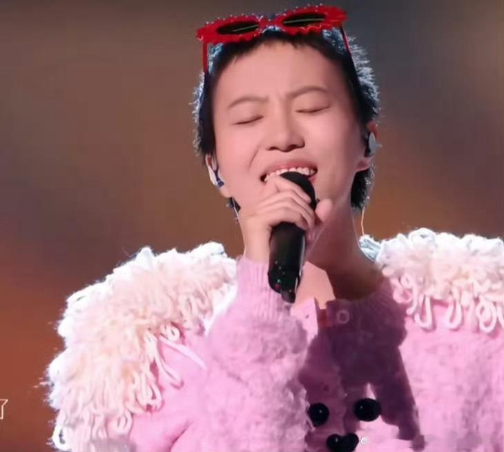 窦靖童回应歌手晋级歌手2026松弛感刻在骨子里！面对晋级结果从容发言，不被赛场排
